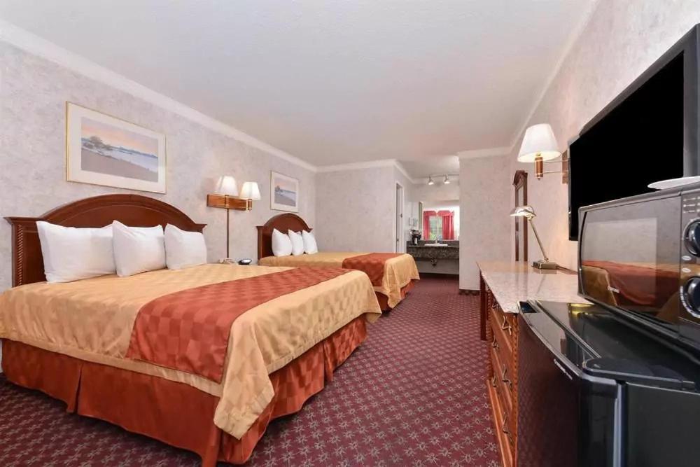 Queen Room Two Queen Beds Smoking,76730786:JPEG