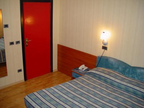 Single Room,328396540:JPEG