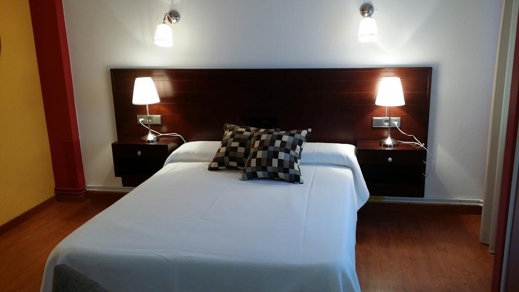 Habitación con cama grande