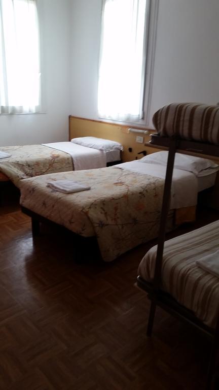 Posto Letto in Dormitorio con 4 Letti