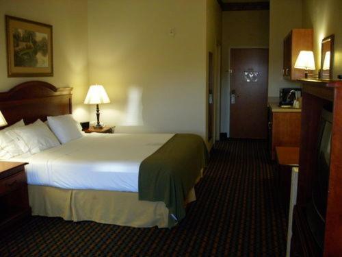 Standard King Room with Mobility Accessible Tub
