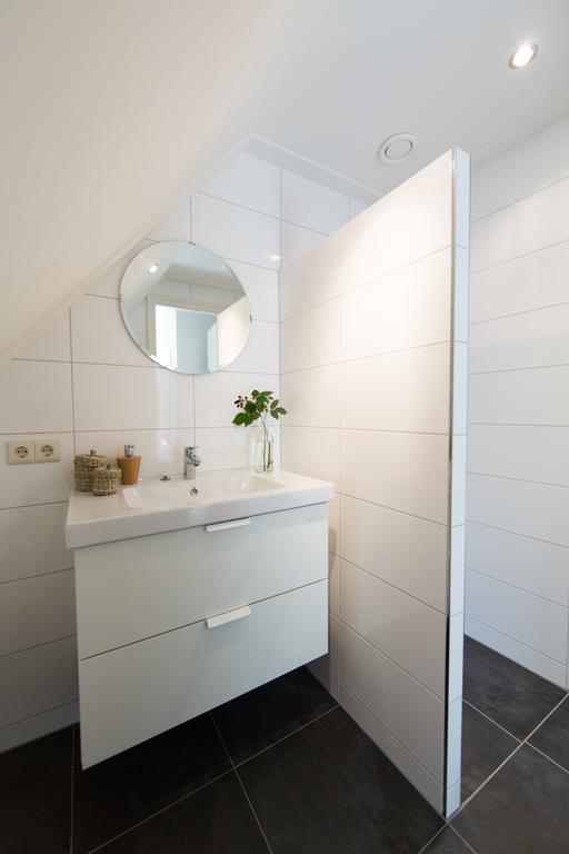 Tweepersoonskamer met 2 Aparte Bedden en Douche