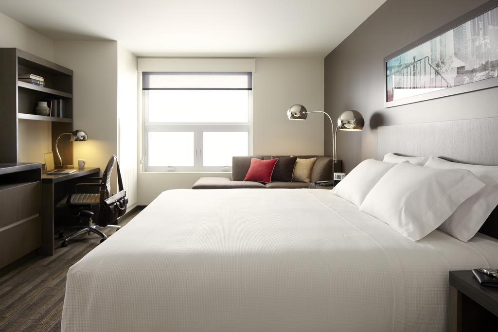 Den Kamer met kingsize bed en uitzicht op de Space Needle
