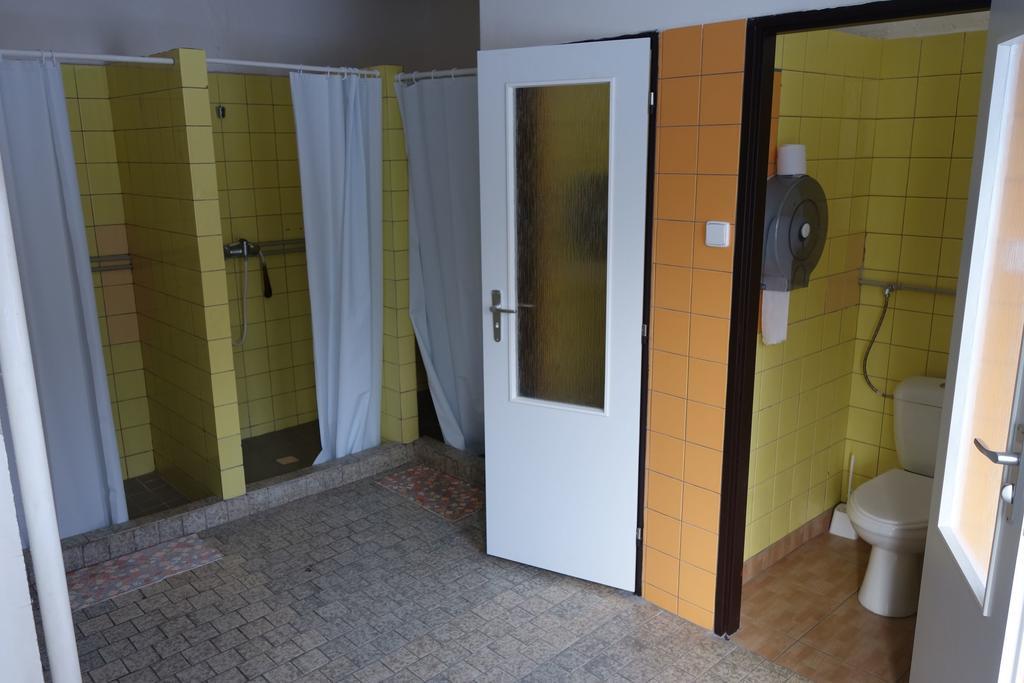 Dreibettzimmer mit Gemeinschafts-WC