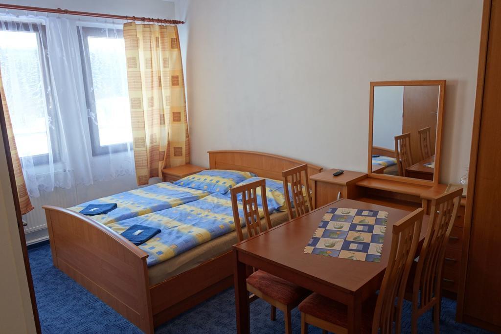 Dreibettzimmer mit eigenem Bad