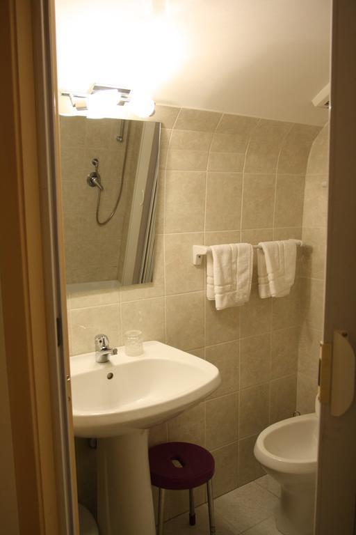 Large Double Room,211633685:JPEG