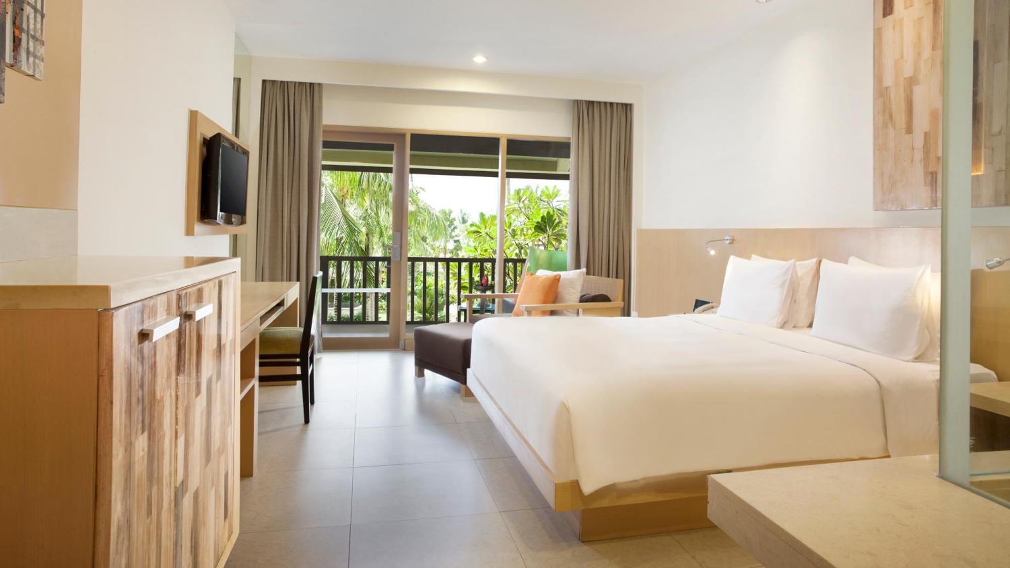Premium Kamer met Kingsize Bed en Uitzicht op het Zwembad