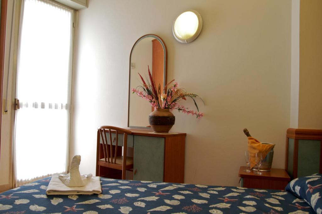 Zimmer mit seitlichem Meerblick