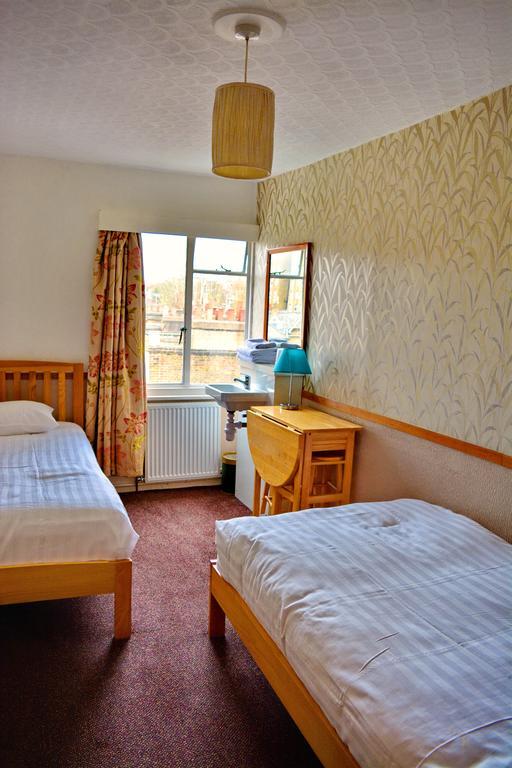 Zweibettzimmer mit Zugang zum Gemeinschaftsbad