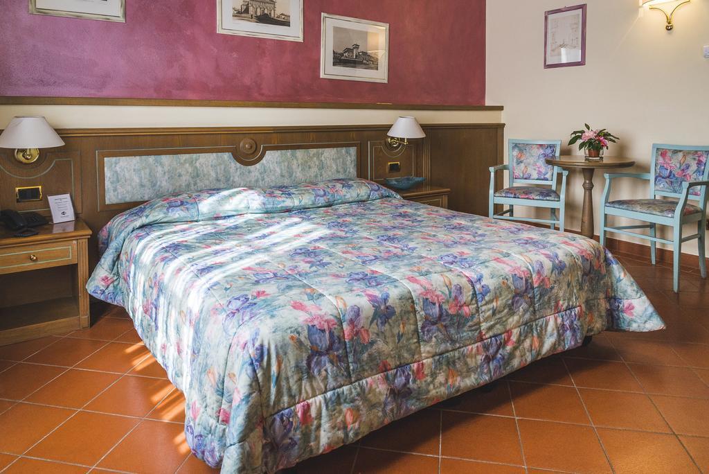 Standard Double or Twin Room,215833505:JPEG