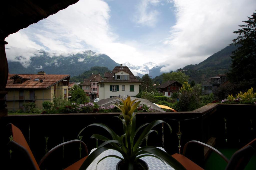 Tweepersoonskamer met Balkon en Uitzicht op de Bergen