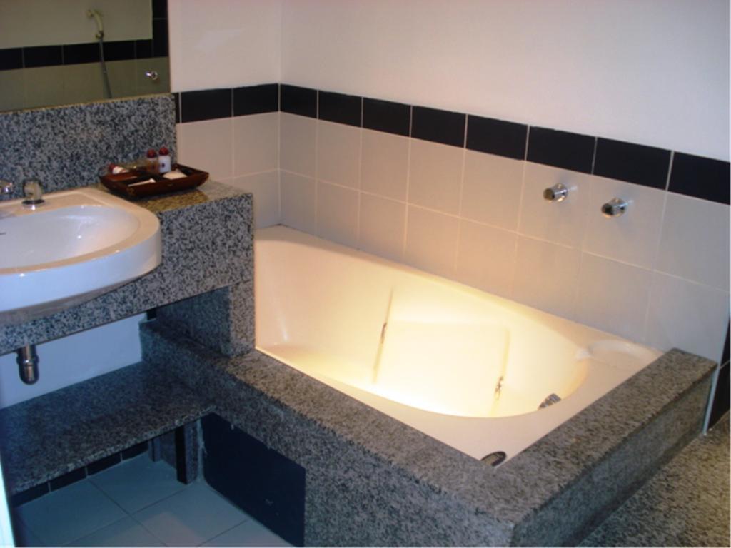 Suite Spa Bath,223971200:JPEG
