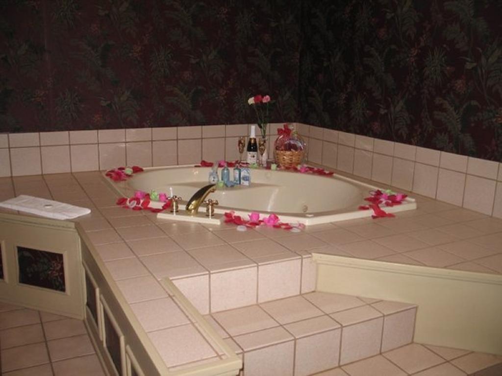 Two Queen Bed Cottage with Spa Bath