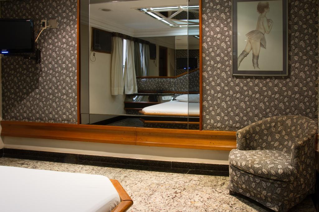 Suite de Luxo com Banheira de Hidromassagem