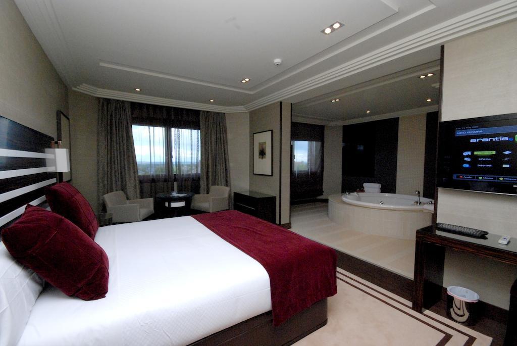 Suite con bañera de hidromasaje y sauna