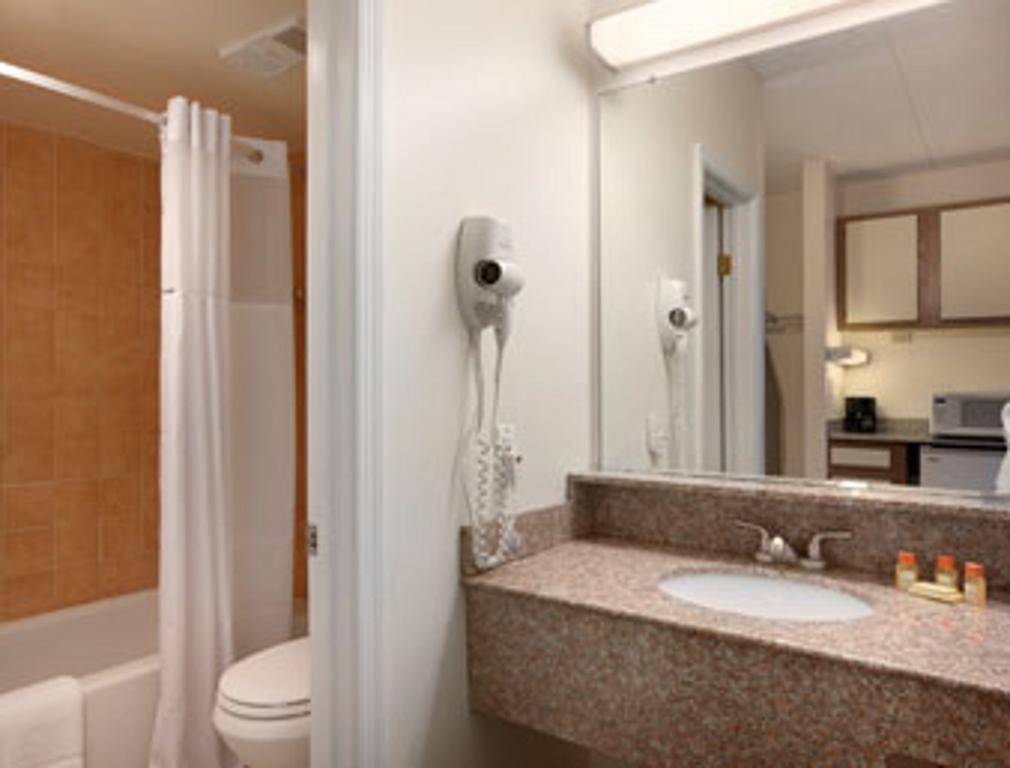 King Room with Balcony and Partial Ocean View - Non-Smoking