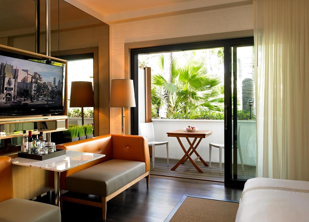 Cabana met een balkon en uitzicht op het zwembad