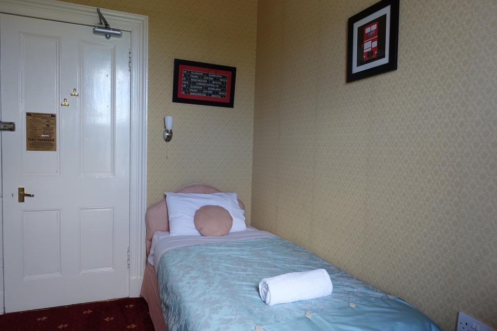 Quarto Individual com Casa de Banho Partilhada