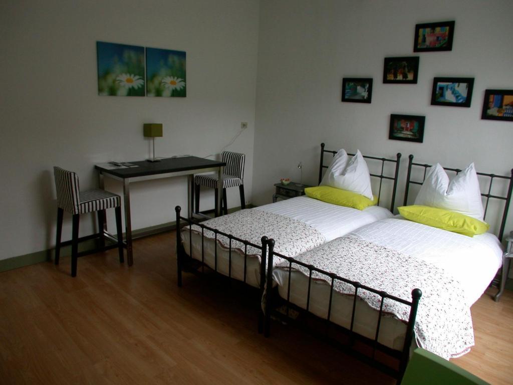 Tweepersoonskamer met 2 Aparte Bedden en Gedeelde Badkamer