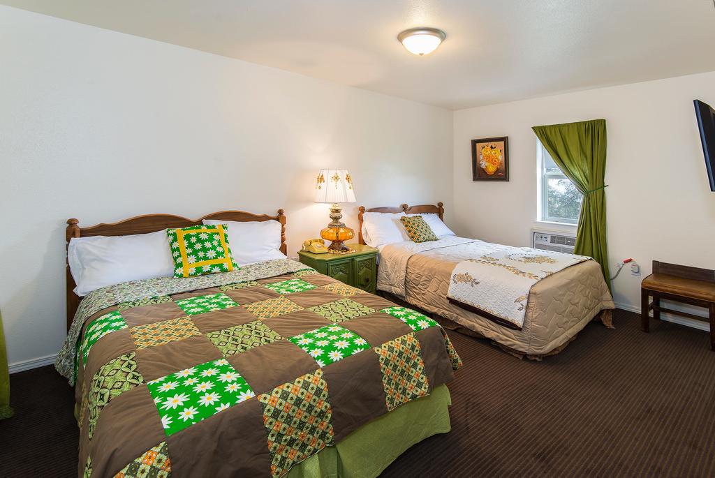 Pioneer Room With One Full & One Queen Bed, Shower