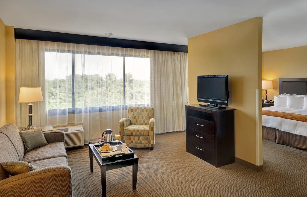 King Suite with Living Room - Non Smoking