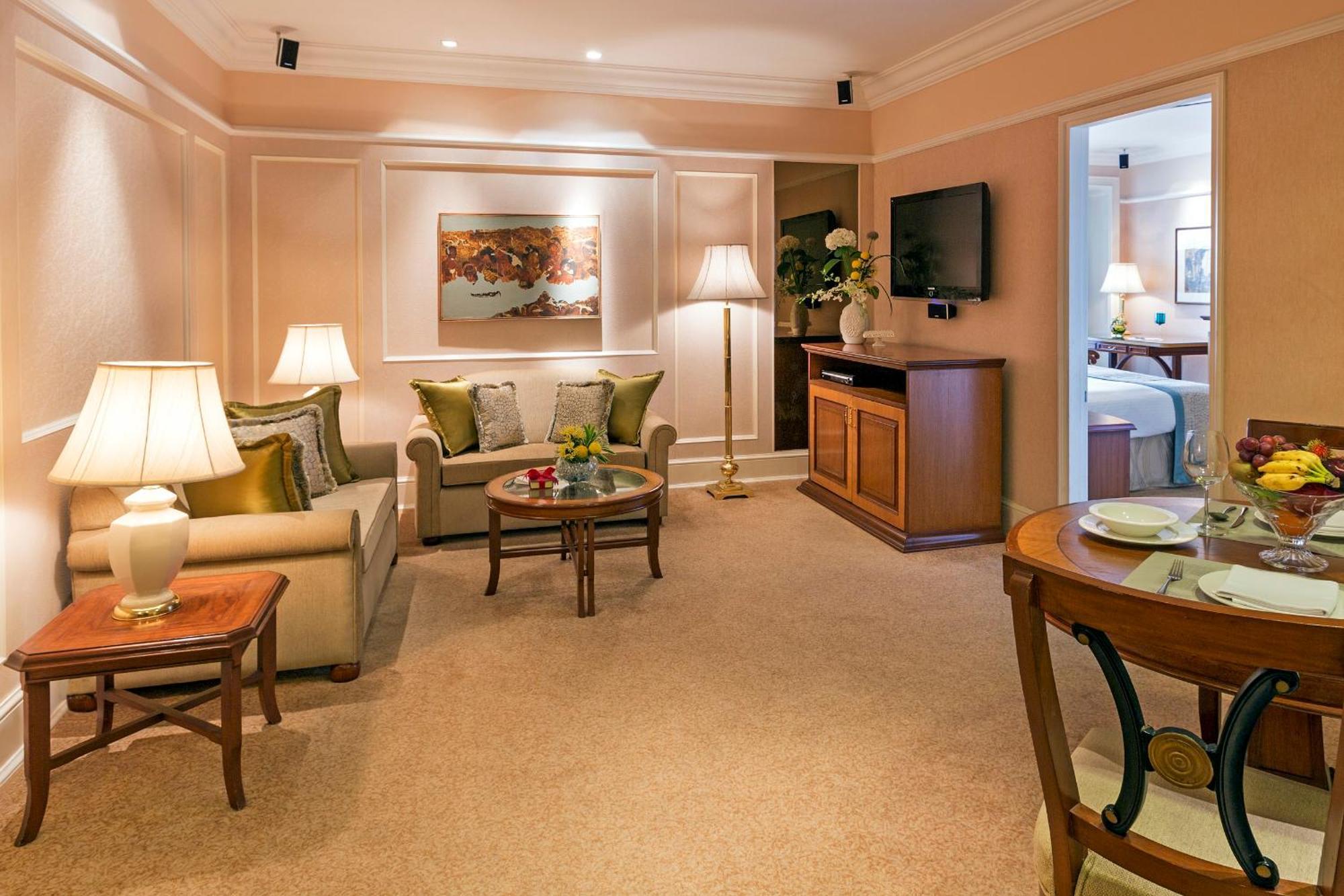 Executive Suite Pool View - High tea, evening cocktails, butler service, Complimentary 1 way airport transfer