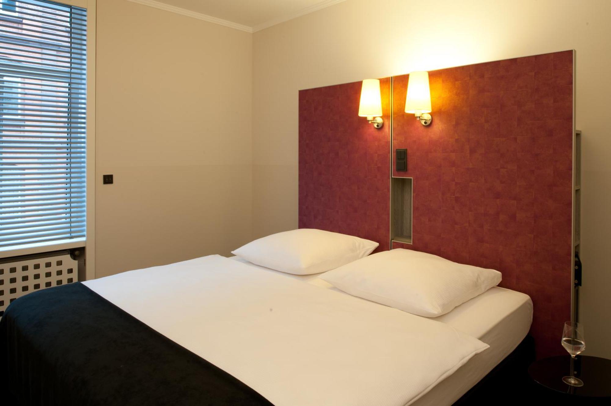 Triple Room,702510928:JPEG