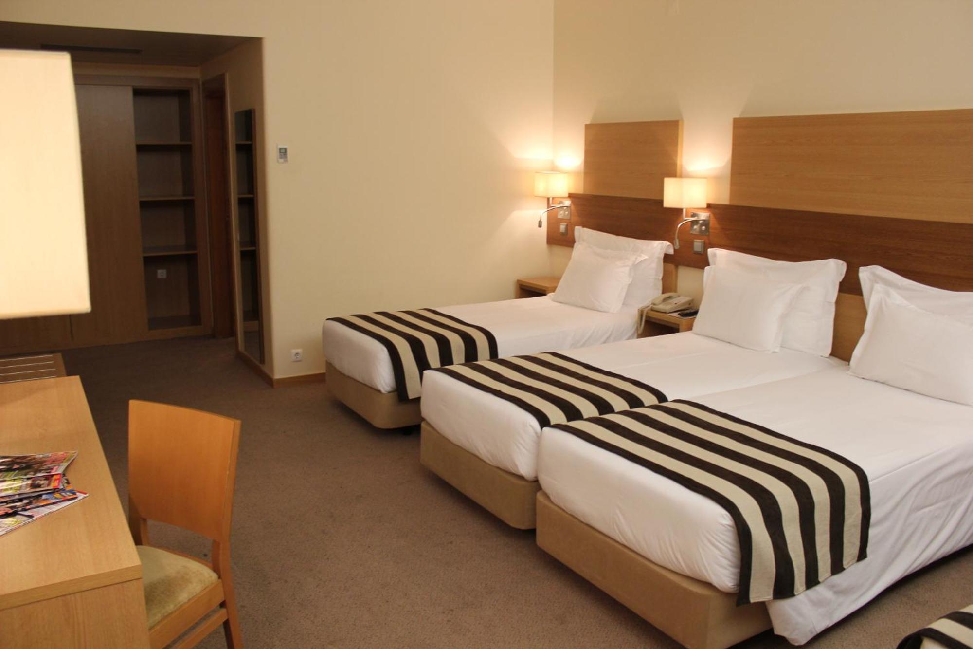 Quarto com 2 Camas de Solteiro e Cama Extra