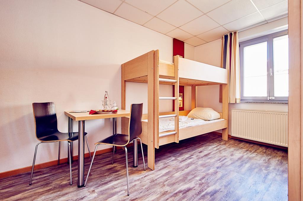 Einzelbett im Frauenschlafsaal