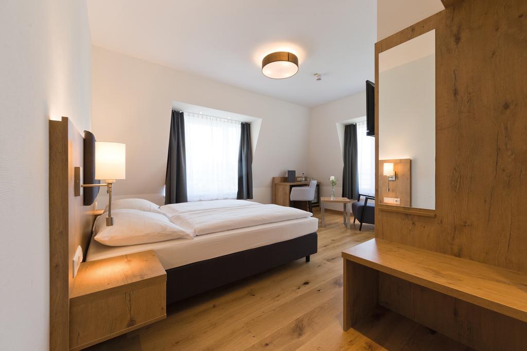 Doppelzimmer mit seitlichem Seeblick