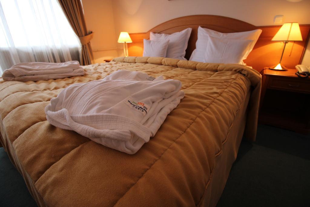Doppel- oder Zweibettzimmer mit Seeblick und Balkon