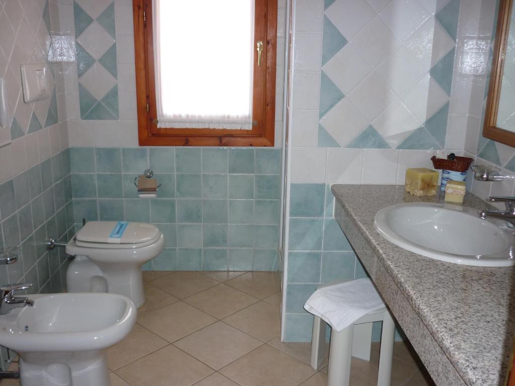 Camera Matrimoniale/Doppia con Letti Singoli con Giardino e Vista Piscina