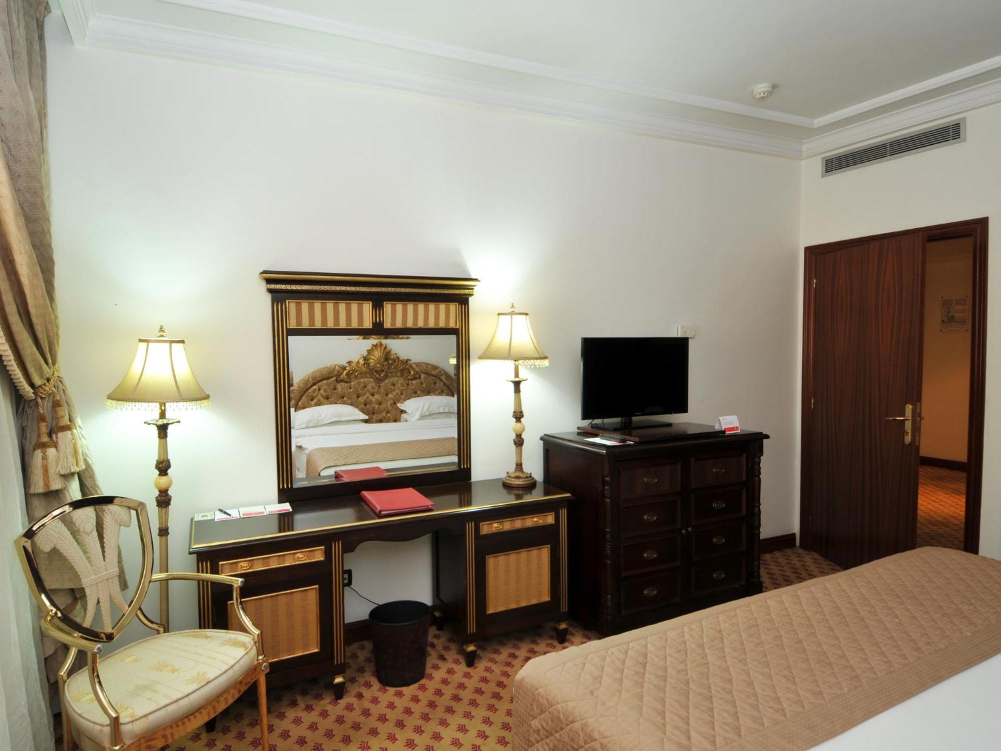 King Suite, Smoking