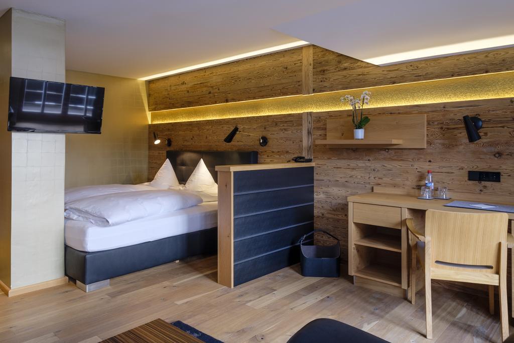 Deluxe Double Room with Balcony - Nr. 32,378005179:JPEG