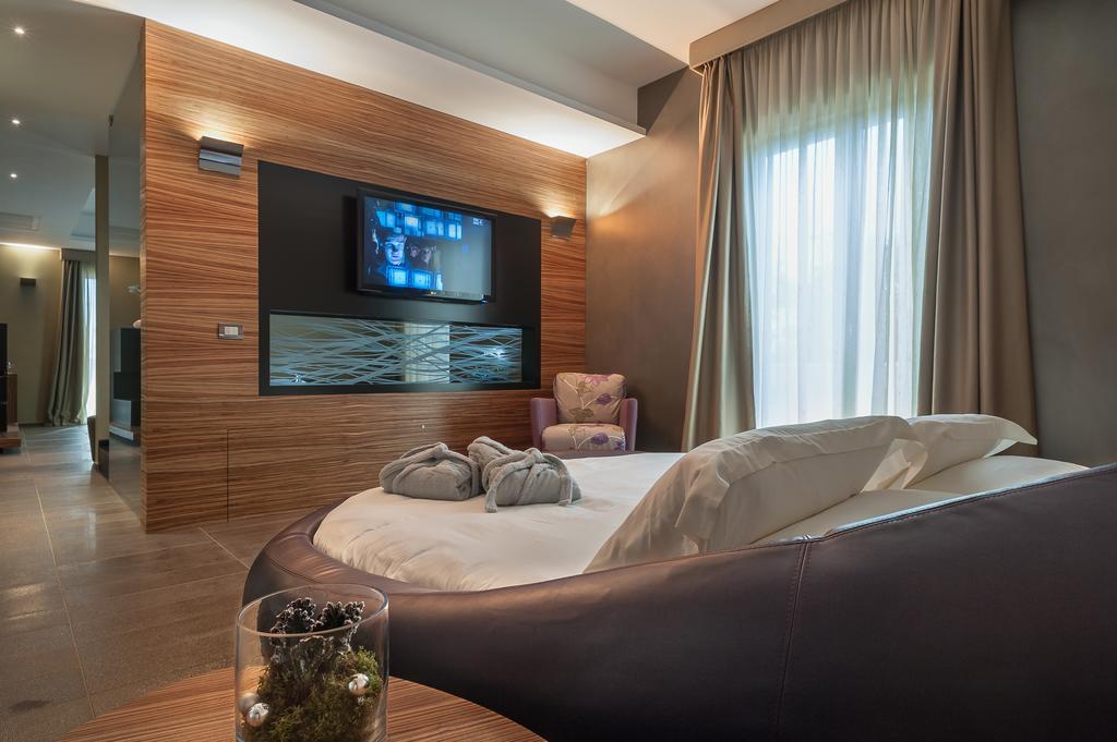Suite with Hot Tub,380038873:JPEG