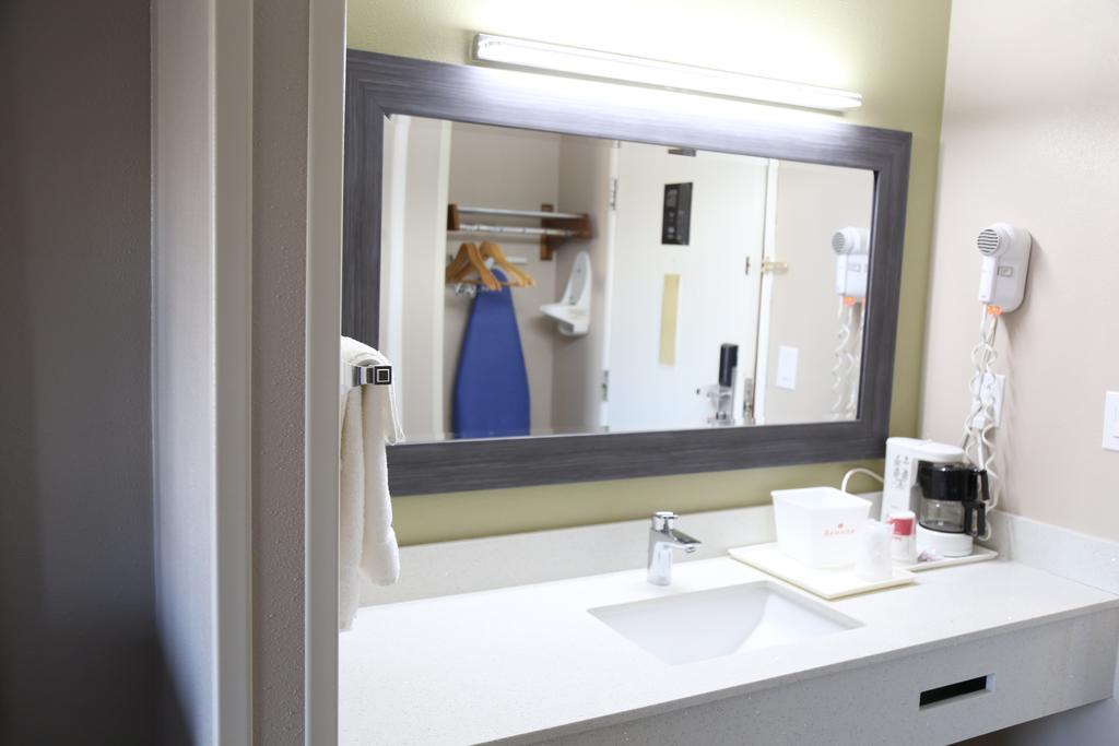 King Room Bath Tub Mobility Accessible or Non-Smoking,1227148901:JPEG