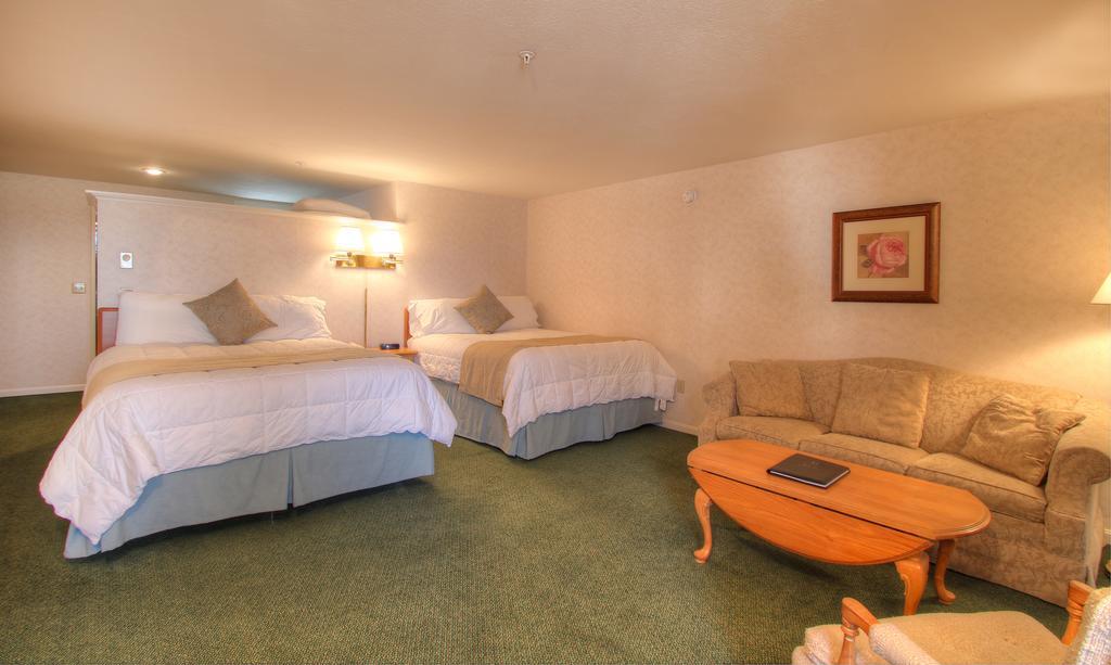 Deluxe Double Room with Ocean View - Deluxe Hotel Building
