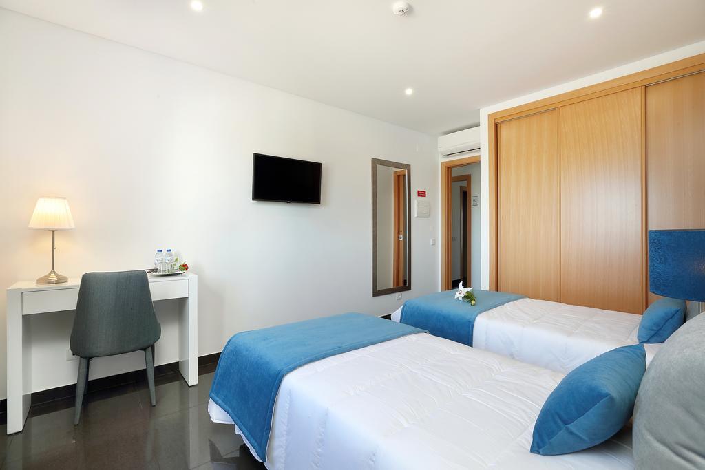 Chambre Double ou Lits Jumeaux - Vue sur Piscine