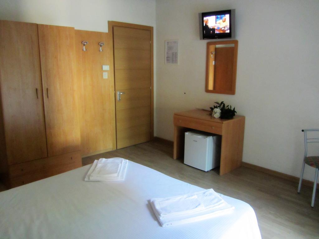 Doppel-/Zweibettzimmer mit Balkon