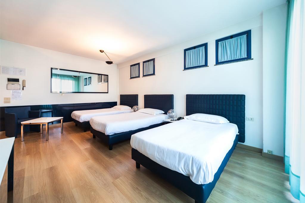 Camera Tripla