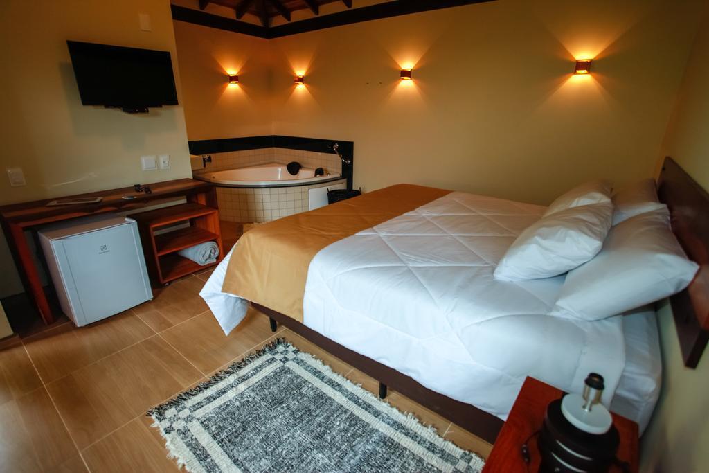 Suíte com Cama King-size e Banheira de Hidromassagem