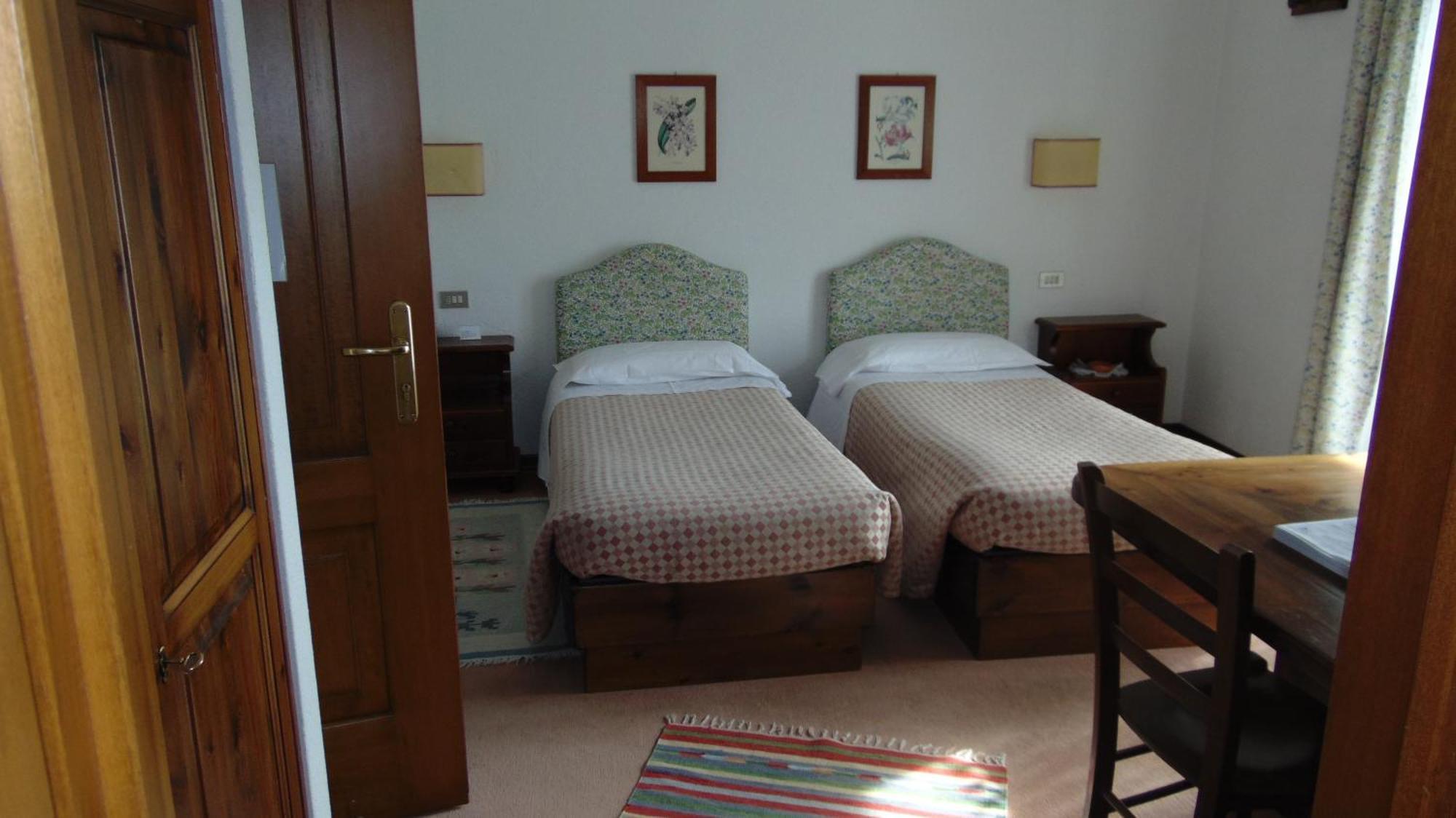 Twin Room,395288052:JPEG