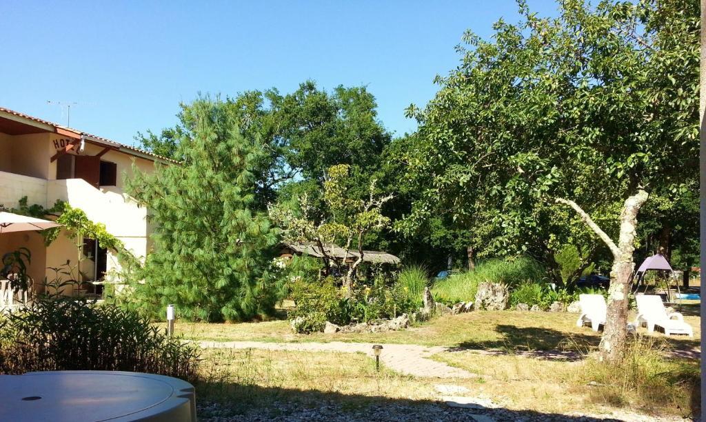 Tweepersoonskamer met 2 Aparte Bedden, Terras en Televisie