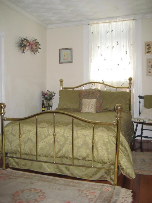 Zimmer mit Queensize-Bett und Whirlpool-Badewanne