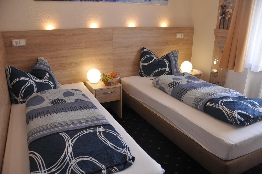 Kleine Tweepersoonskamer met 2 Aparte Bedden