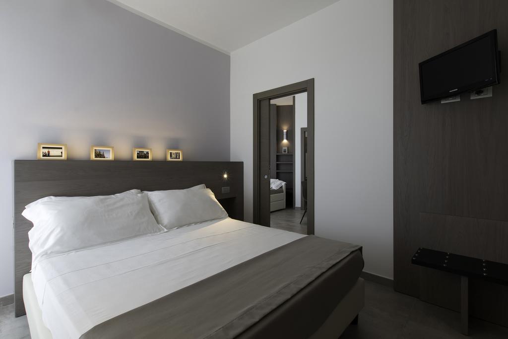 Two Connecting Rooms,399664824:JPEG