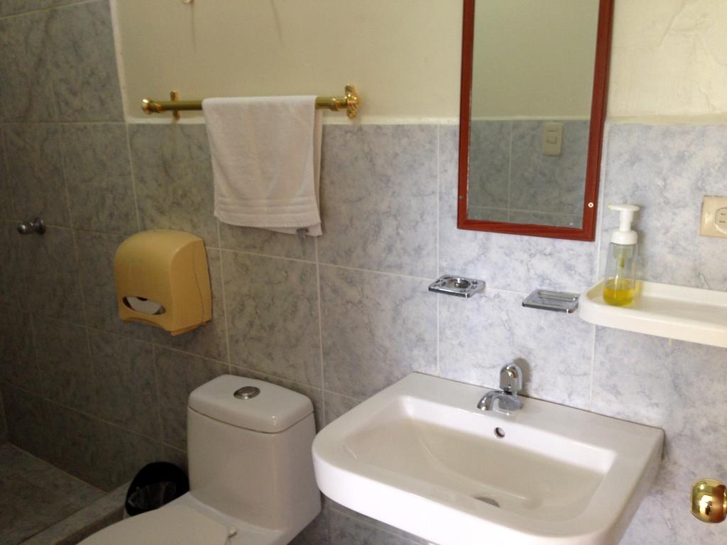 Quarto Triplo com Banheiro Privativo