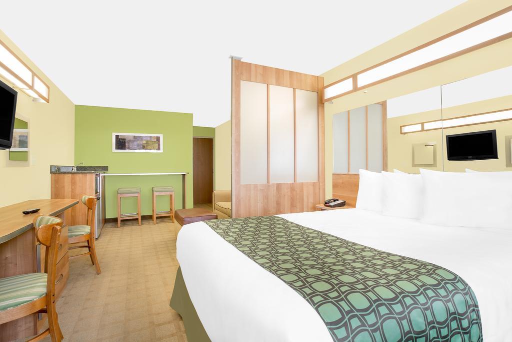 Queen Suite with Mobility/Hearing Access Non-Smoking