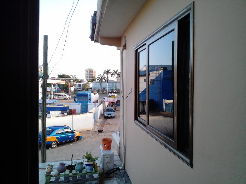 Zimmer mit Queensize-Bett und Balkon