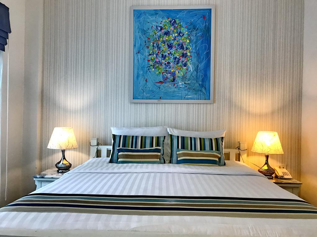 Deluxe Zimmer mit Kingsize-Bett und Poolblick